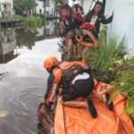 bocah-10-tahun-di-pontianak-ditemukan-meninggal-setelah-hilang-saat-banjir-rob-1765267770146_169