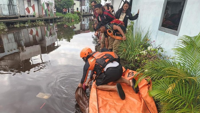 bocah-10-tahun-di-pontianak-ditemukan-meninggal-setelah-hilang-saat-banjir-rob-1765267770146_169